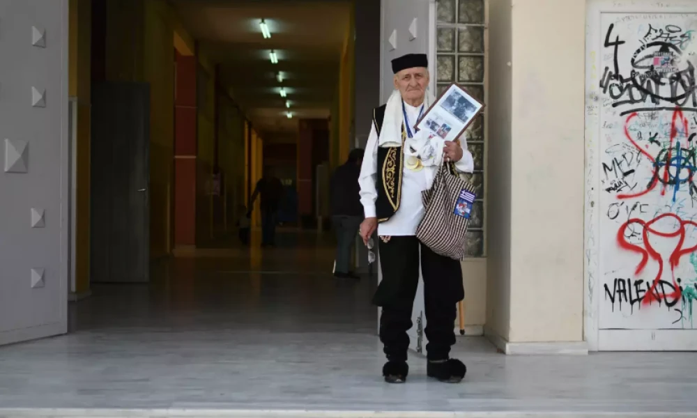 Εκλογές 2023 – Λάρισα: Πήγε να ψηφίσει με τσαρούχια και γκλίτσα